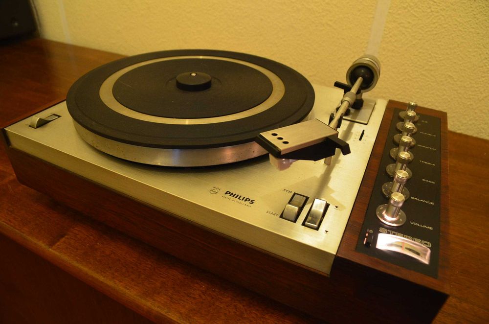 Gira Discos Philips 808 Amplificado e com Colunas