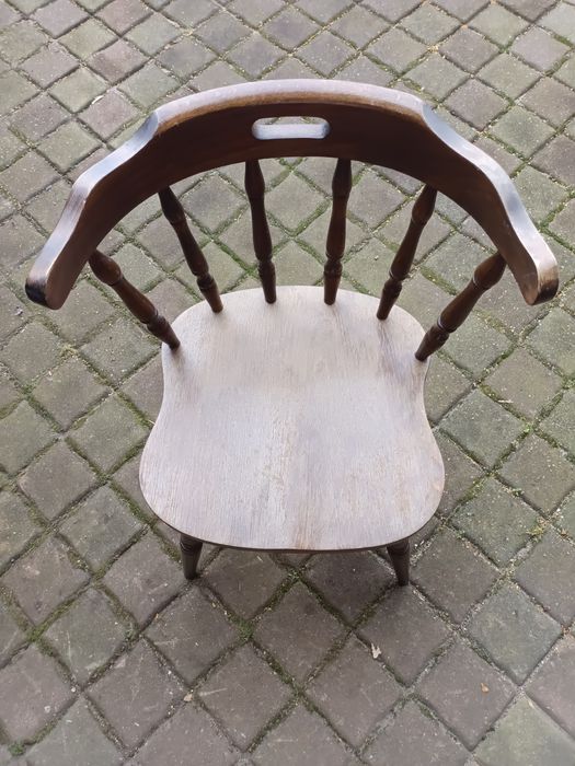 Krzesło stołowe .