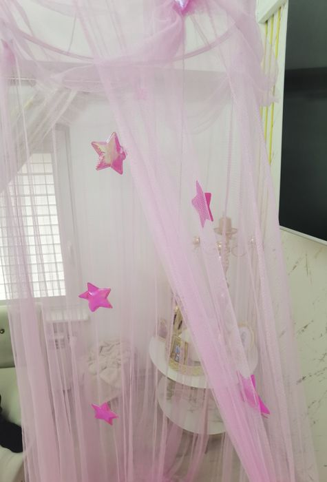 Baldachim różowy do łóżeczka w gwiazdki