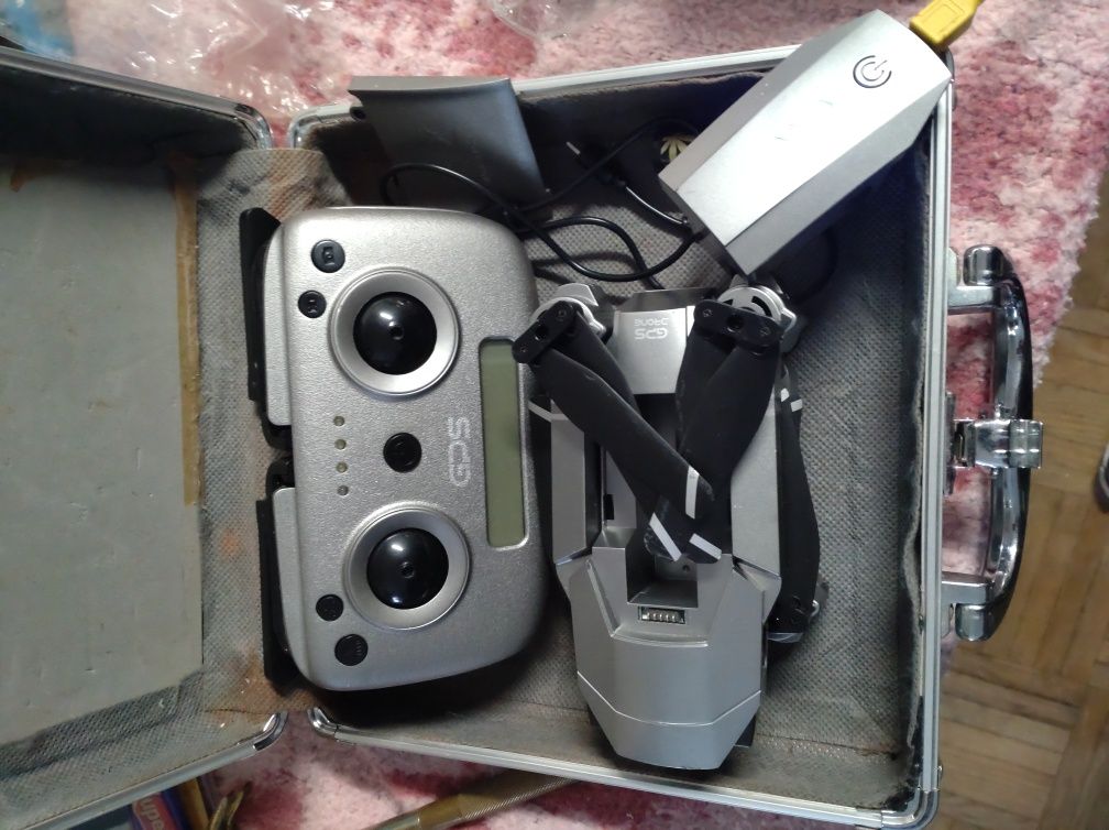 Drone e câmera.  1 bateria, carregador e comando mais pás extras.