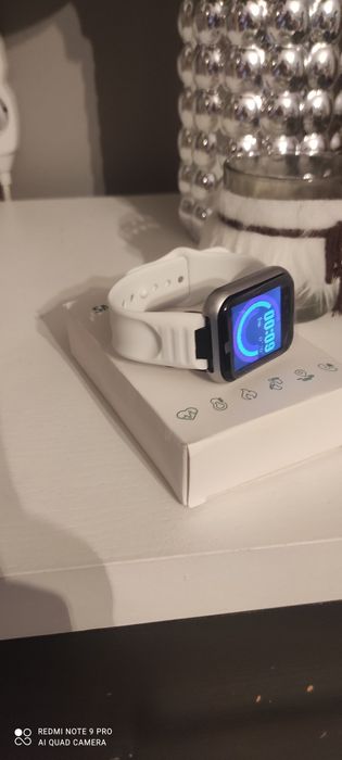 Smartwatch biały pasek