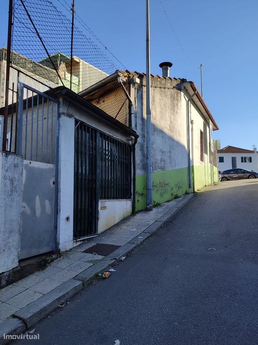 Loja p/ Comercio e serviços na Estrada Exterior da Circunvalação/Porto