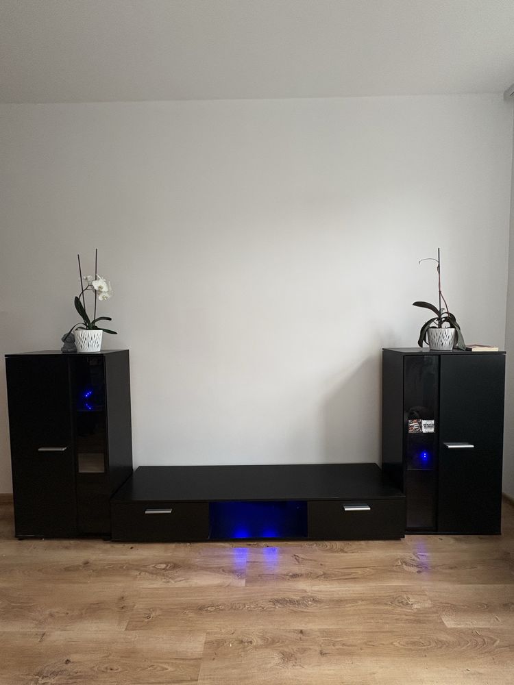 Szafka pod telewizor w komplecie.
