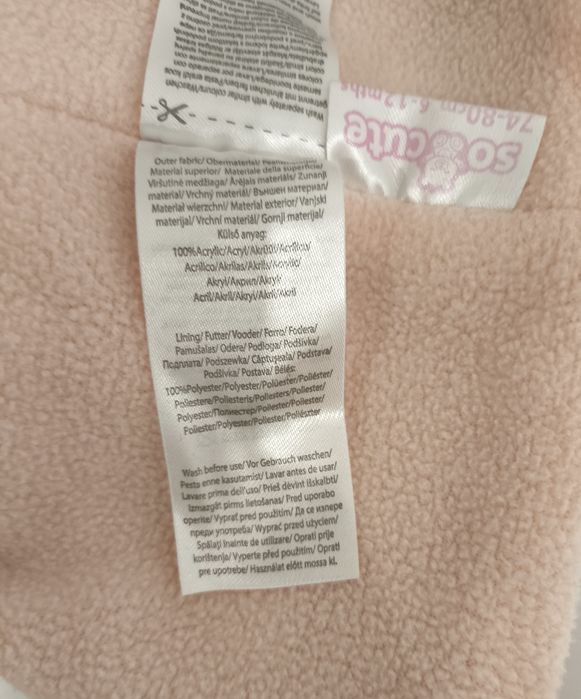 Czapka niemowlęca zawiązywana na sznurki z pomponem
różowa we wzory