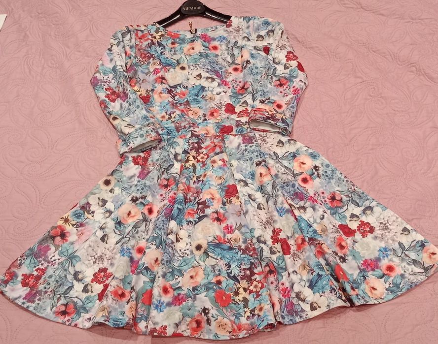 Piękna sukienka w kwiatki 152