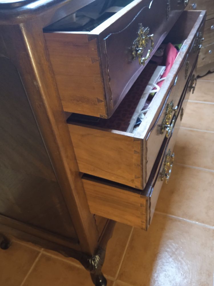 Cómoda antiga em excelente estado