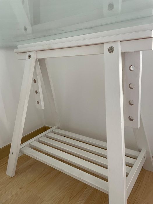 Mesa de vidro com cavaletes