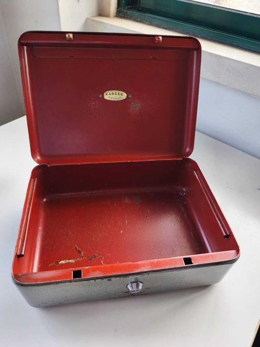 Cofre metálico pequeno