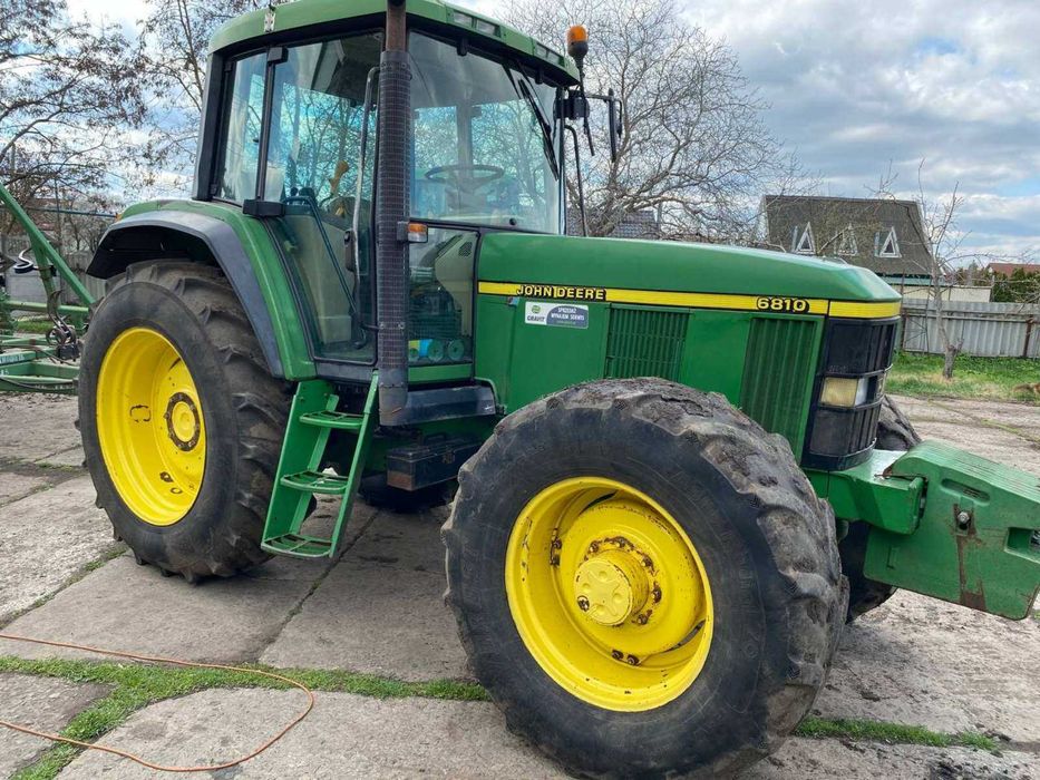 John Deere 6810 трактор сільськогосподарський