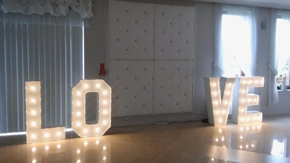 Napis podświetlany LOVE idealna dekoracja na wesele. Wysokość 120 cm