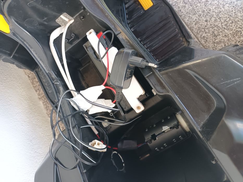 Moto quatro elétrica 12V FEBER