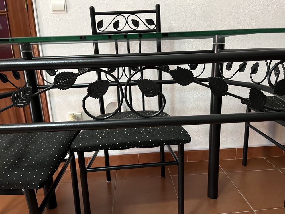 Mesa Sala com o tampo em vidro e quatro cadeiras