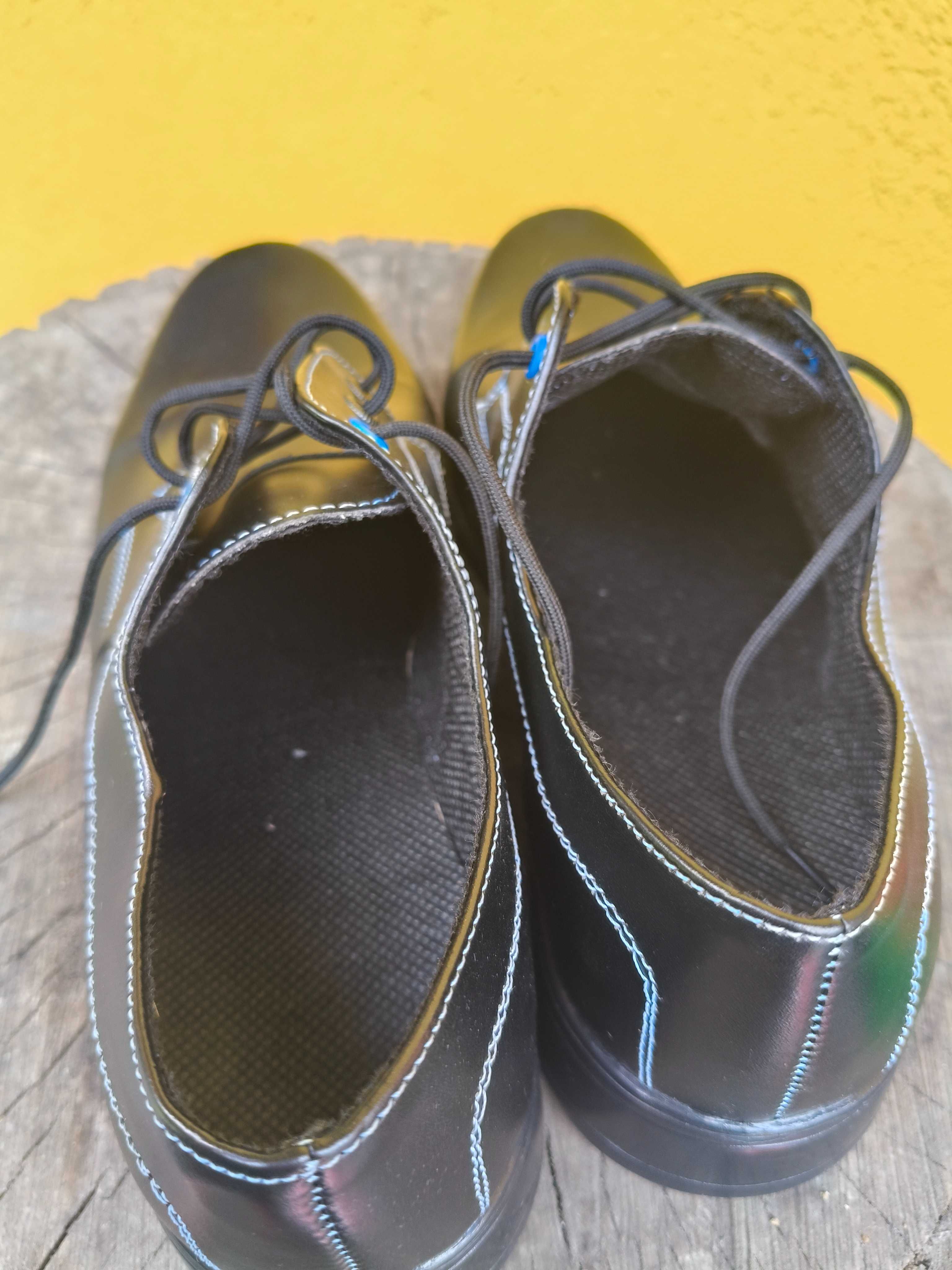 Czarne buty wizytowe chłopięce r.36