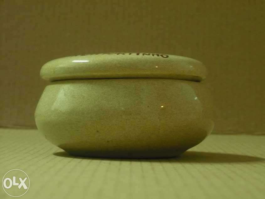 Pequena caixa de cerâmica antiga