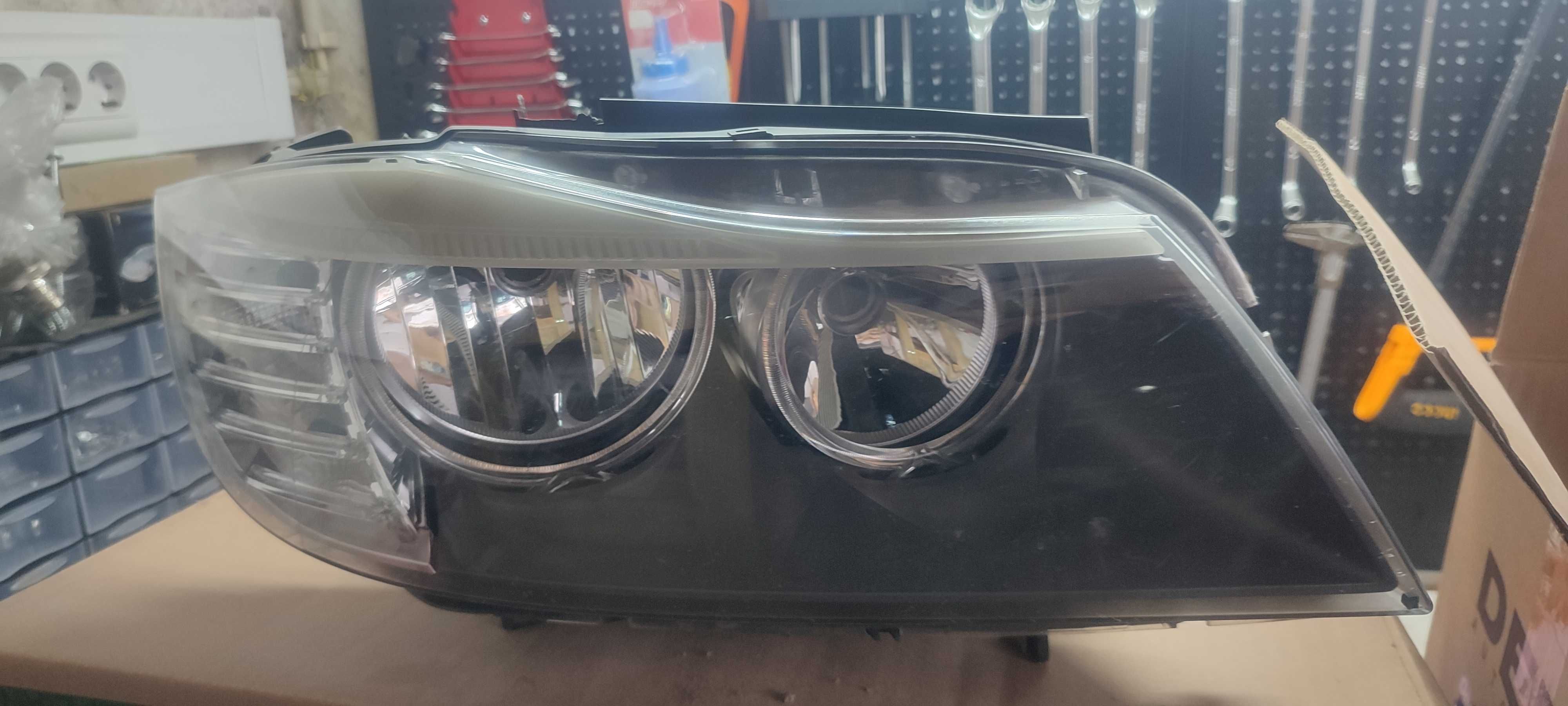 Faróis  BMW e91 a direita está boa a esquerda tem os encaixes partidos