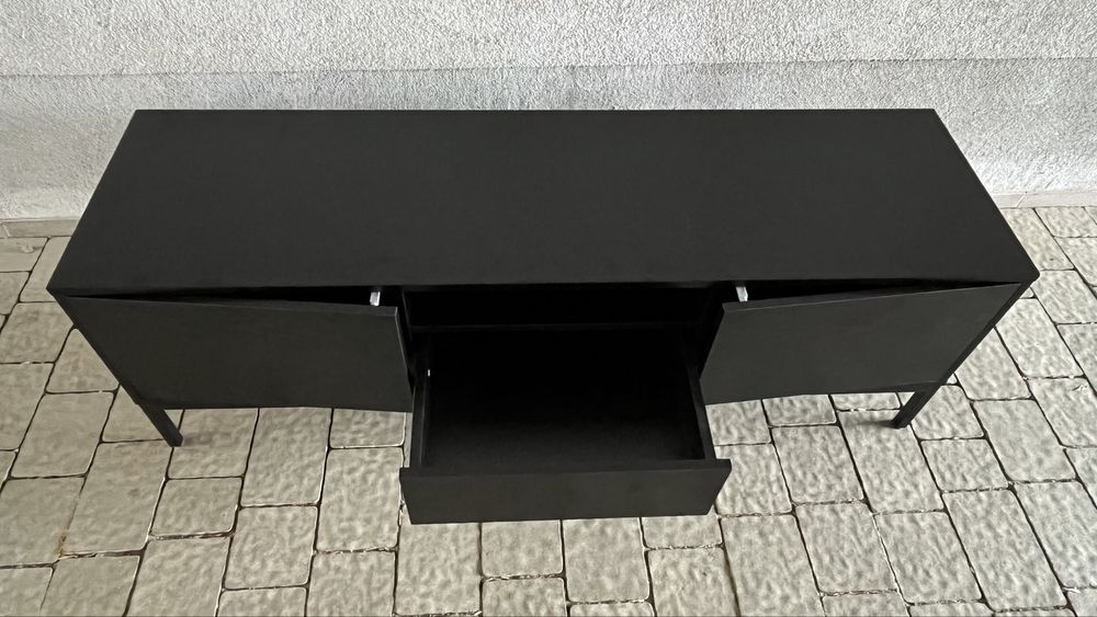 Szafka RTV Actona Seaford czarna Dkwadrat.pl 140x45x40 metal mdf
