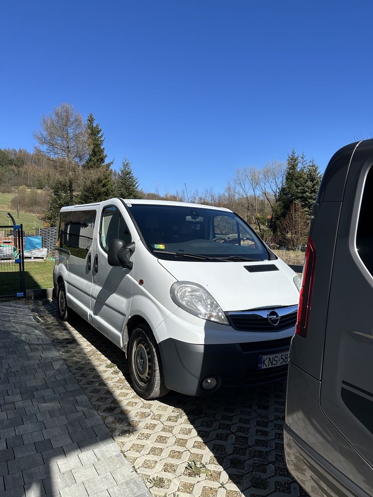 Bus na wymajem opel vivaro 9-osobowy Tylicz Nowy Sącz auto na wynajem