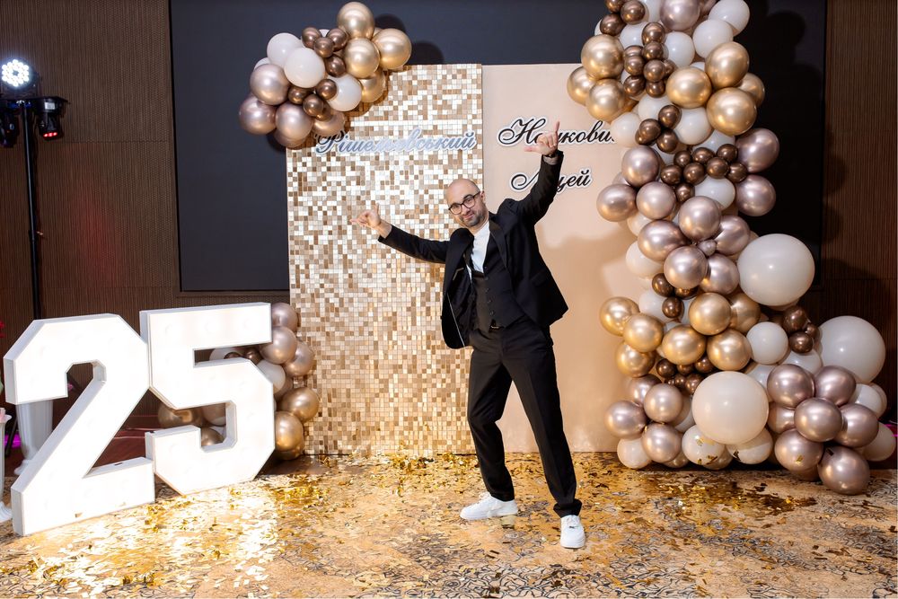 Ваш ведучий на новорічну вечірку !  В подарунок Святий миколай !