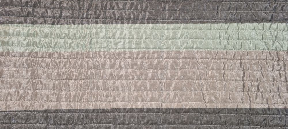 Lekka narzuta 200x220cm zielonkawo beżowo brązowa  w pasy na łóżko