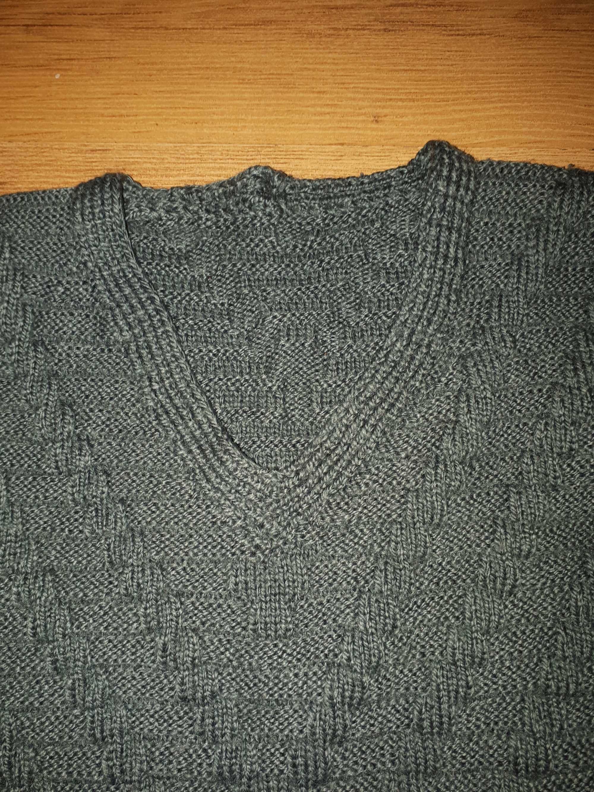 Sweterek chłopięcy z włóczki robiony na drutach