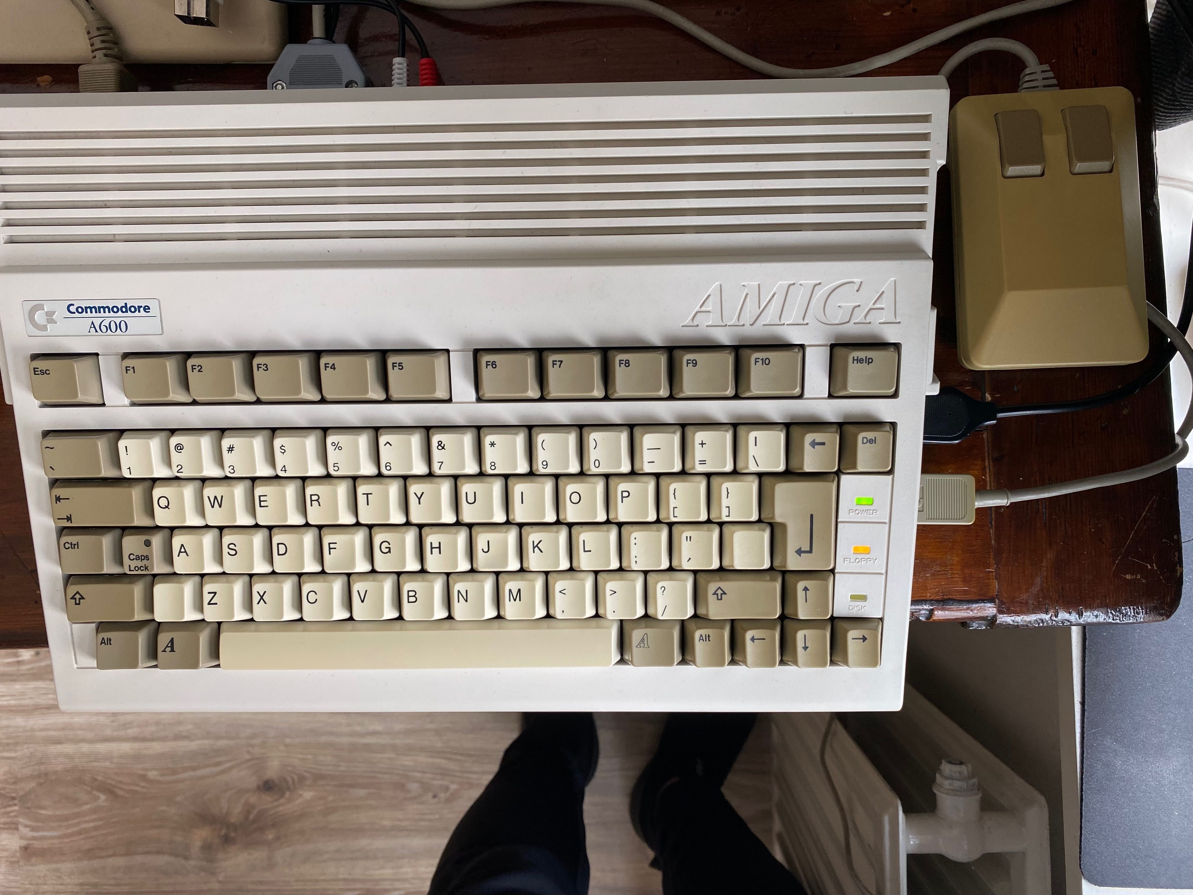 Amiga 600,karta CF,6 mb pamieci,kickstart 3.1.4,mysz,zasilacz,recap