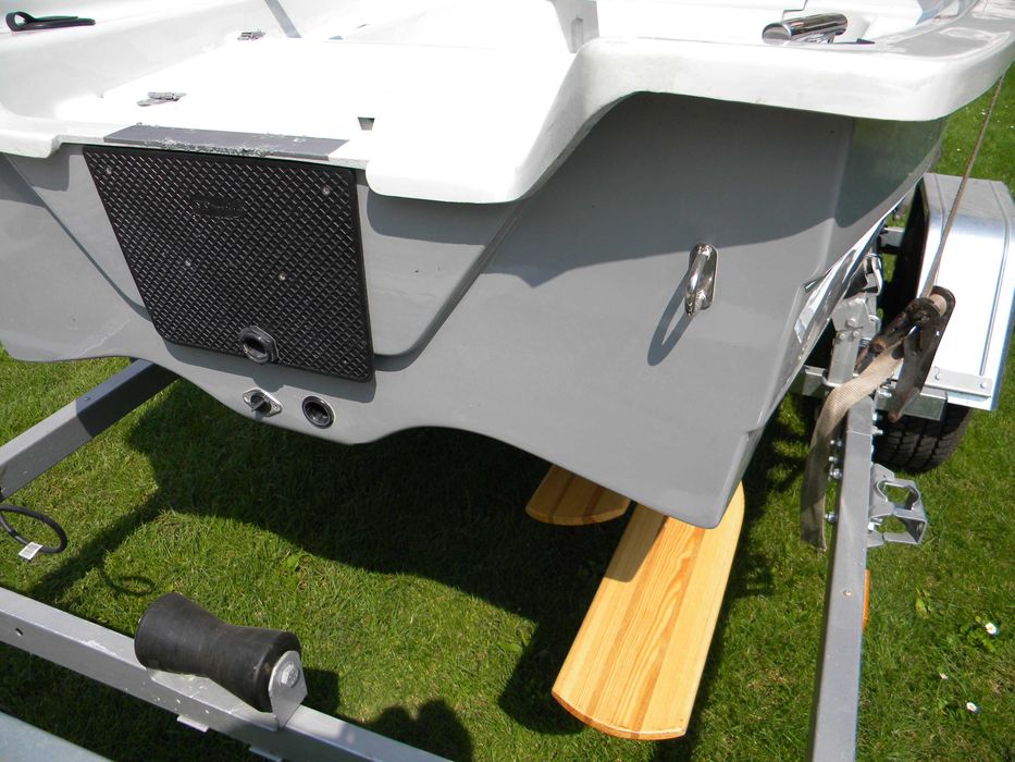 łódka wędkarska dł. 390 cm z silnikiem i przyczepą podłodziową
