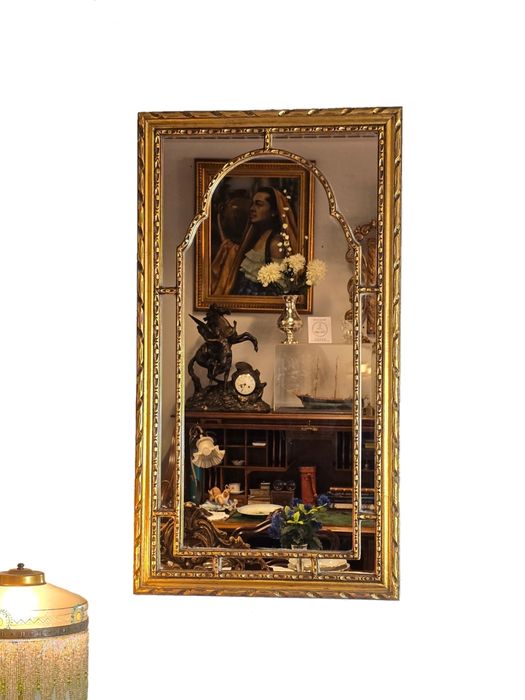 Espelho de parede vertical com recortes em talha dourada