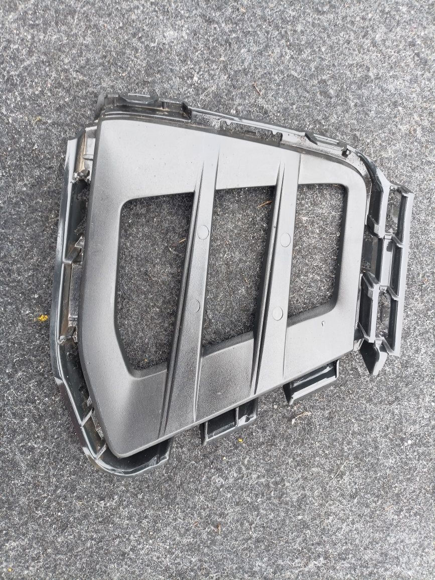 VW Golf VII 7 GTD kratka zderzaka prawa ramka halogenu