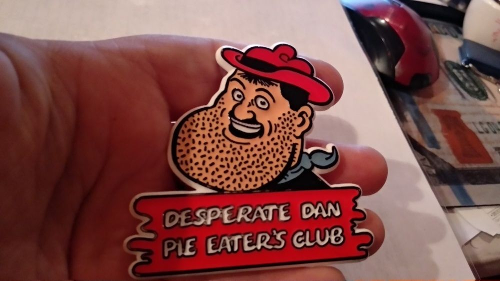 значок великобритания клуб desperate dan pie eaters club badge англия