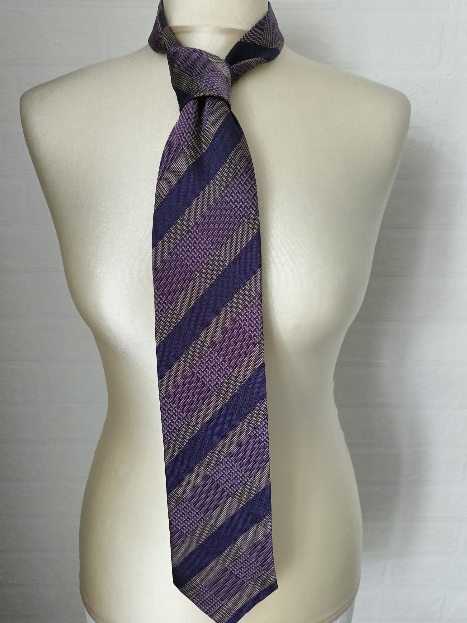 Elegancki męski krawat w odcieniach fioletu