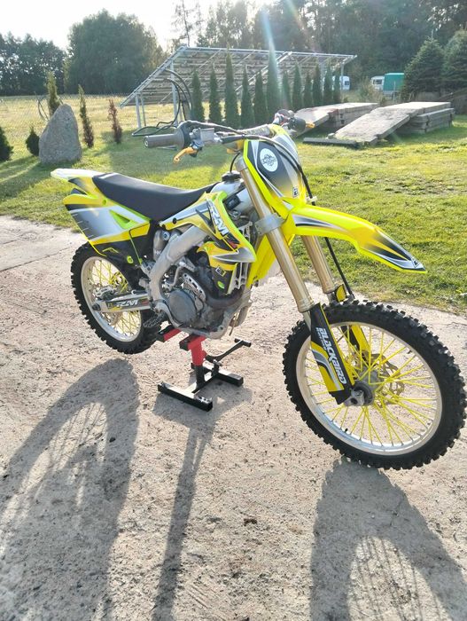 Cross Suzuki RM-Z 450 - mocny, gotowy do jazdy
