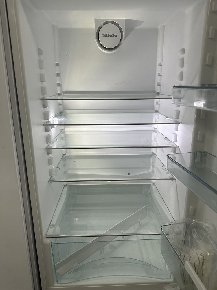 Вбудований холодильник під забудову Miele KDN 37132 iD