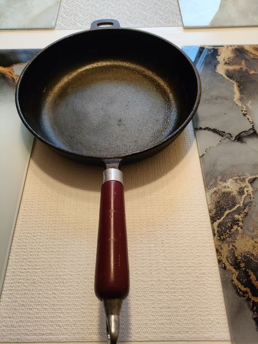 Patelnia żeliwna ciężka głęboka