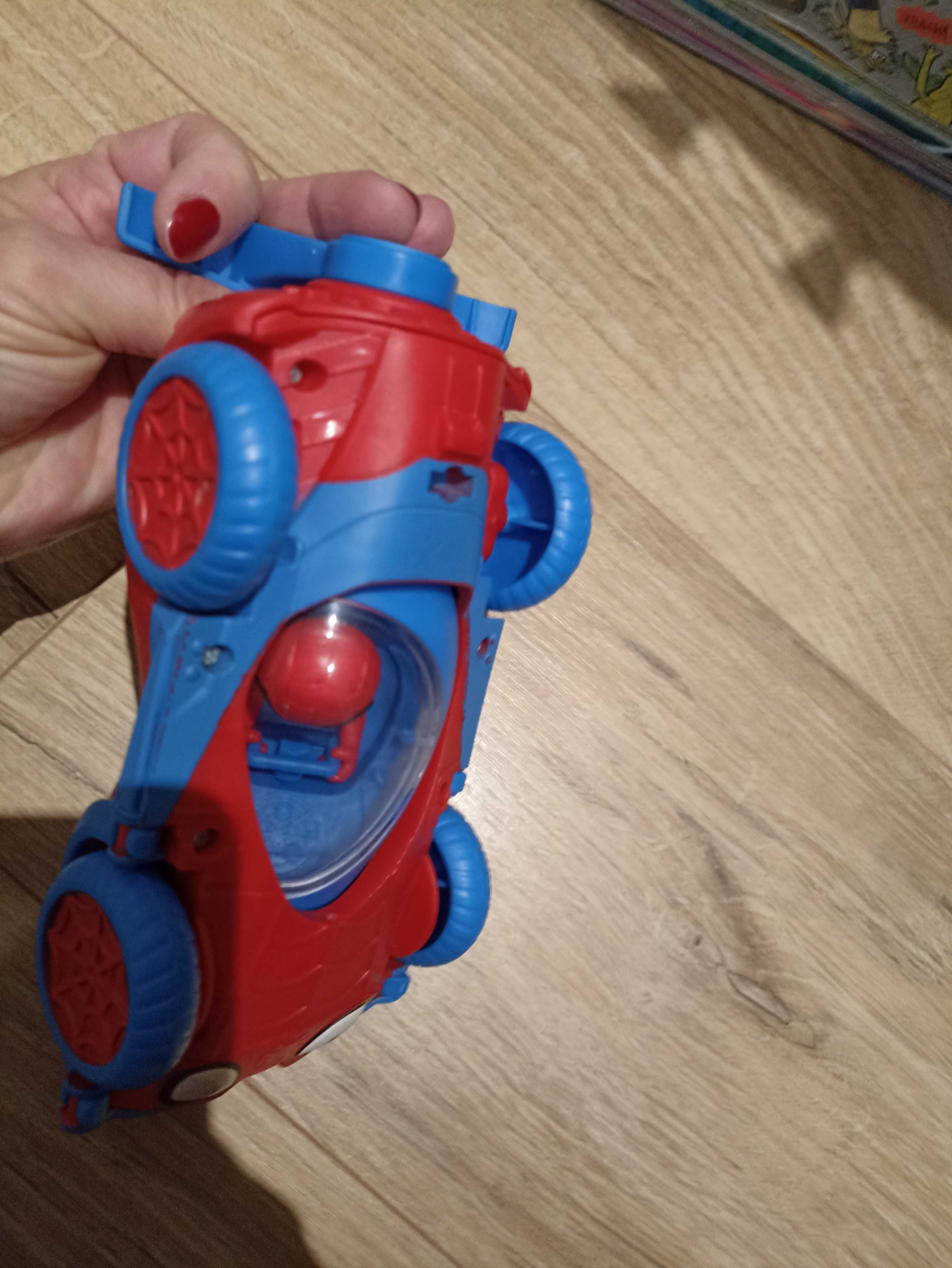 Spiderman w pojeździe