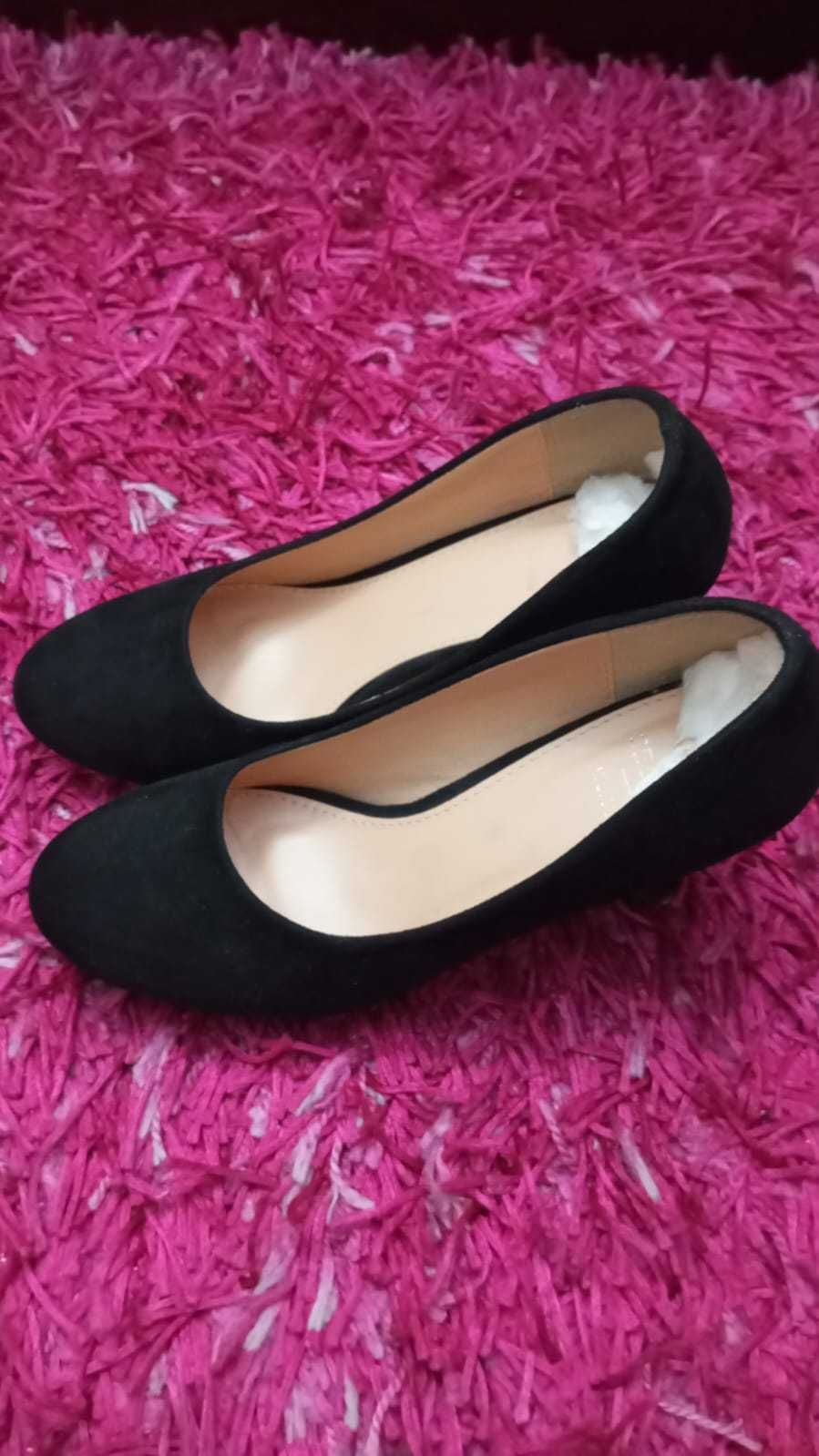 Sapatos pretos, com salto alto