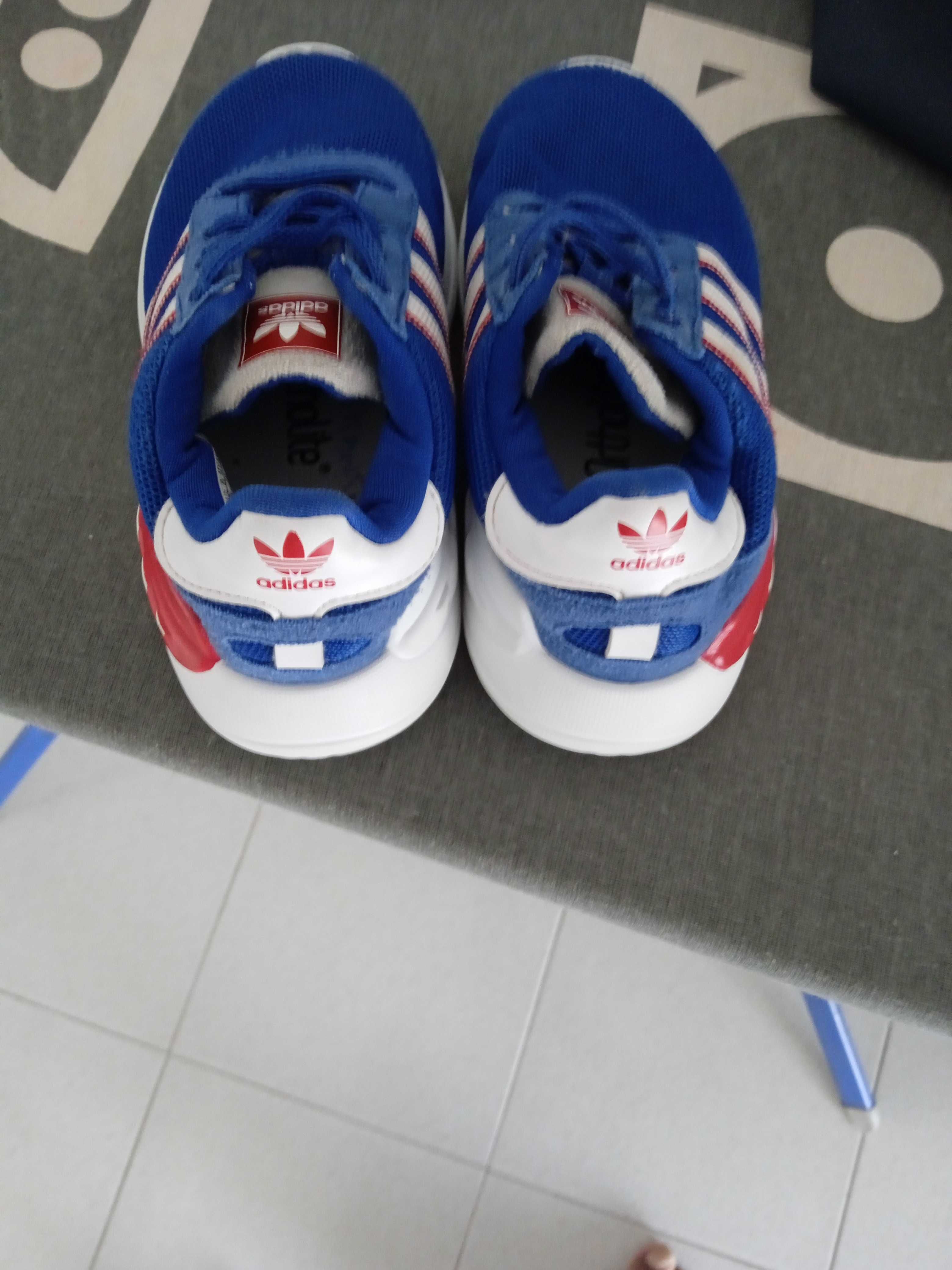 Tênis Adidas de criança tamanho 24