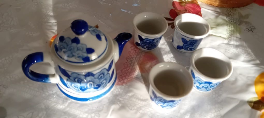 Conjunto de bule azul com 4 copos pequenos