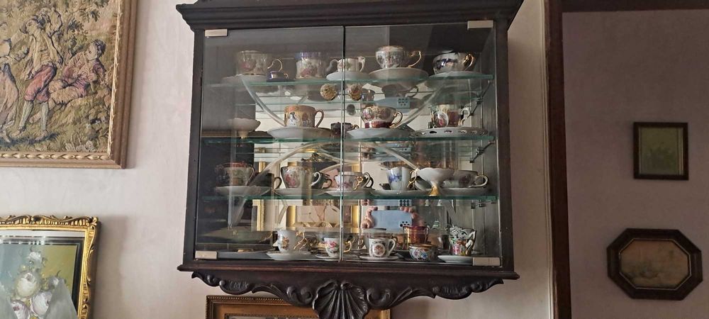 Vitrine com chávenas de café