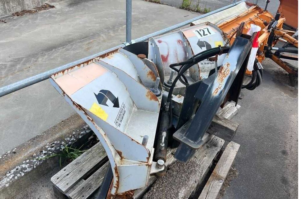 Pług do śniegu Fjaras Schmidt regulowany odśnieżny V hydrauliczny