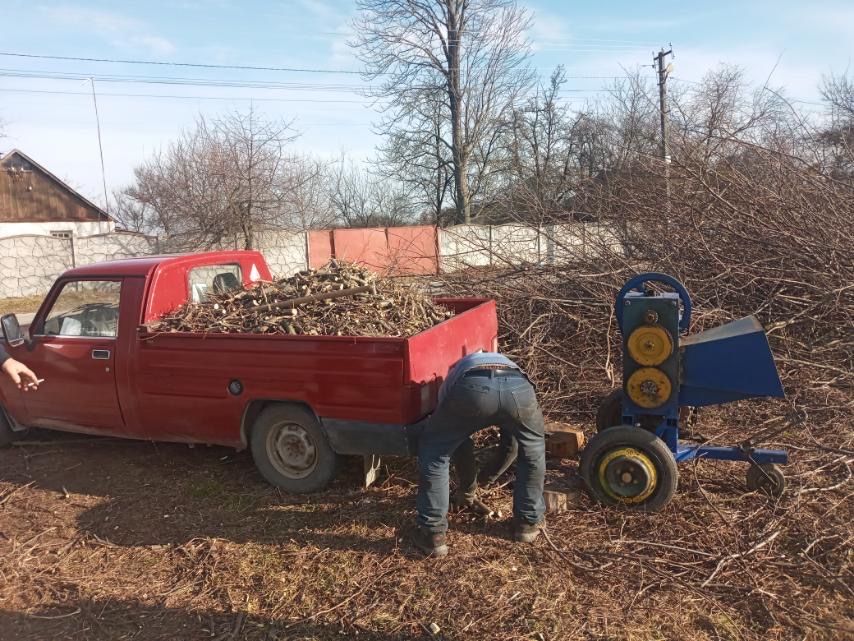 Оранка,фреза,посів газону,підсипка грунту. Обрізка,подрібнення гілок.