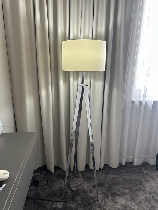 Nowoczesna lampa stojąca podłogowa.