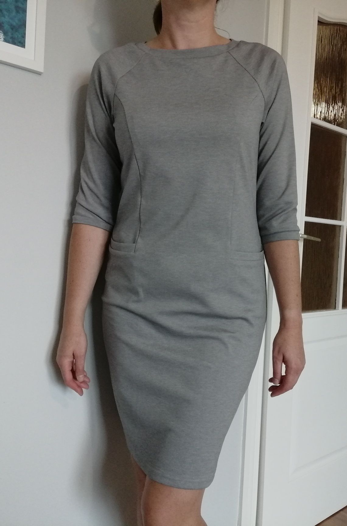 Szara, elastyczna sukienka r. 38