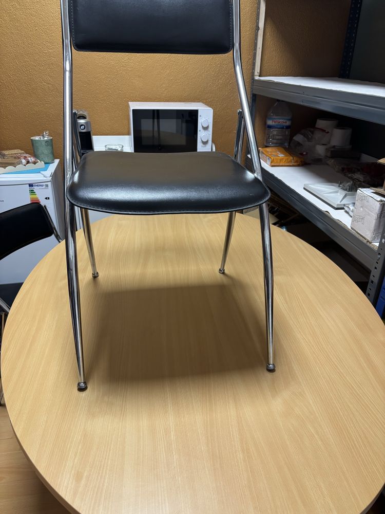 Mesa com tres cadeiras em bom estado