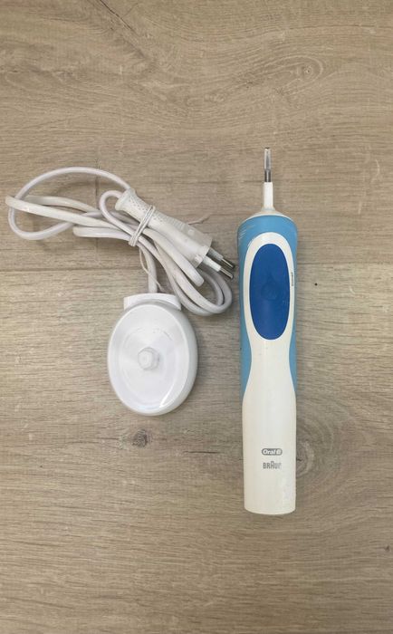Szczoteczka Elektryczna Oral-B Vitality D12 + ładowarka