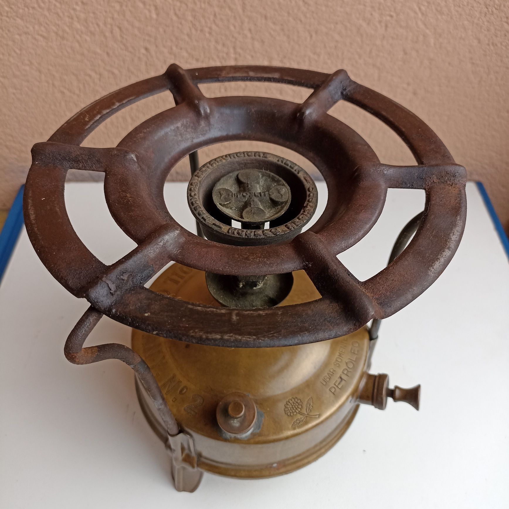 Fogão a petróleo antigo completo