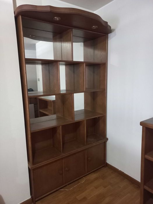 Bar em madeira com 2 bancos