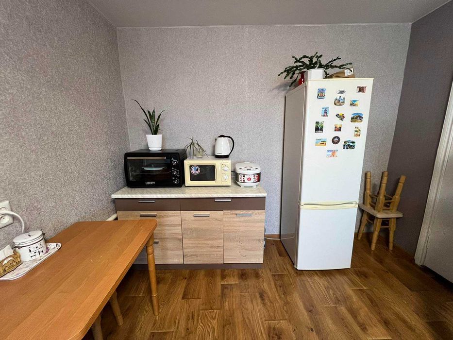 Продається кімната в гуртожитку в районі Виставки.