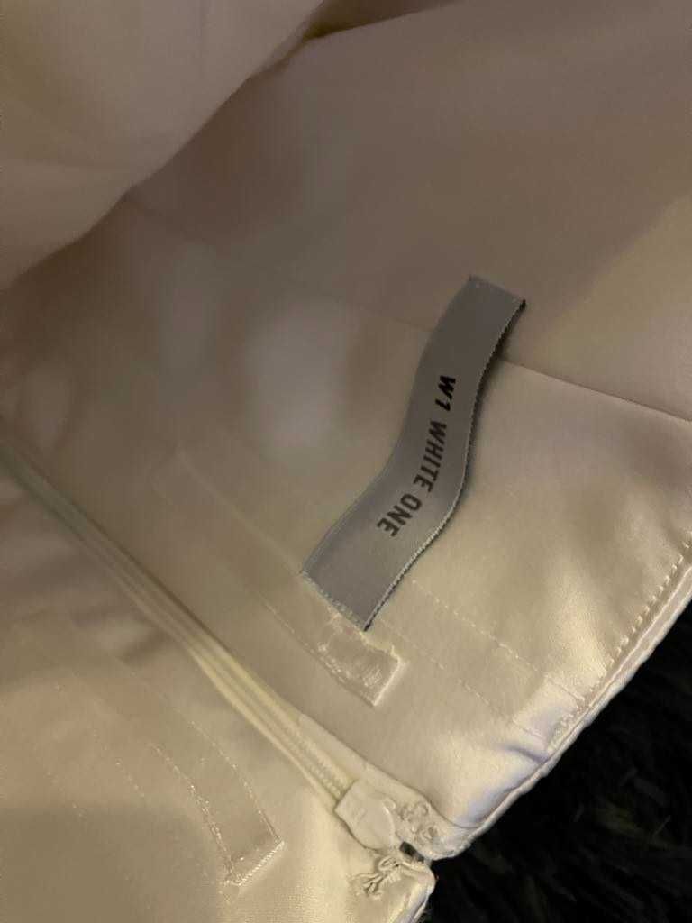 Ekskluzywna suknia ślubna White One W1 z eleganckim kapeluszem