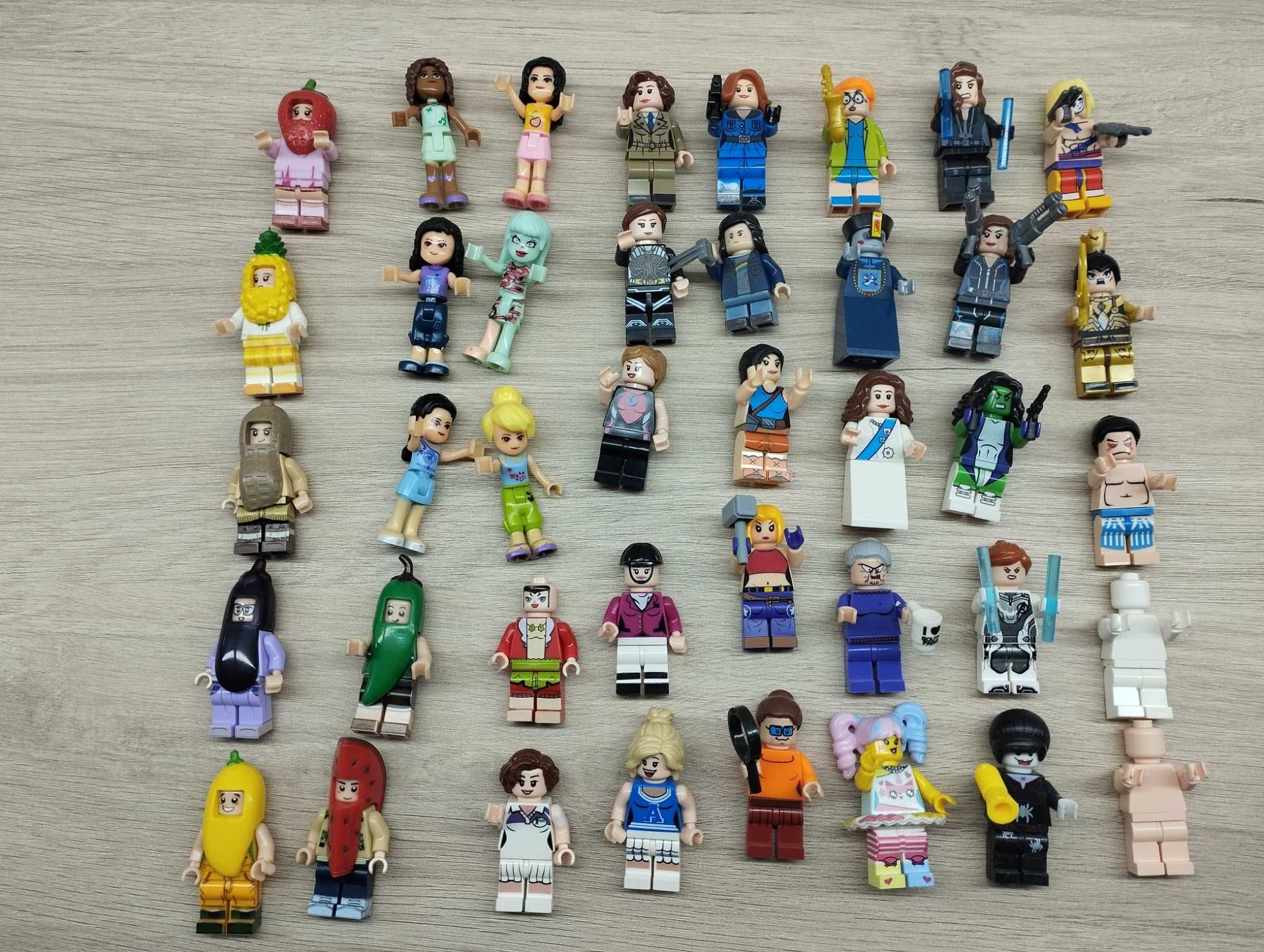 Varias figuras lego