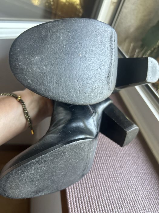 Botins Pretos com Fivela Metálica